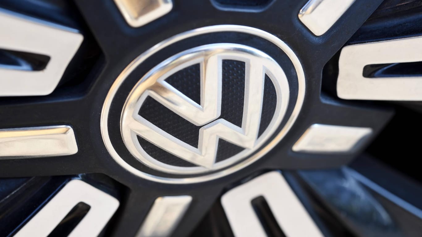VW-Zeichen: Die Wechselprämien für Gebrauchtwagen von VW und Audi würden "bis auf Weiteres" verlängert, sagt Konzern-Vertriebsleiter Christian Dahlheim.