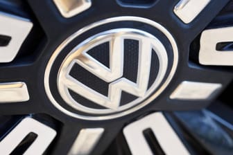 VW-Zeichen: Die Wechselprämien für Gebrauchtwagen von VW und Audi würden "bis auf Weiteres" verlängert, sagt Konzern-Vertriebsleiter Christian Dahlheim.