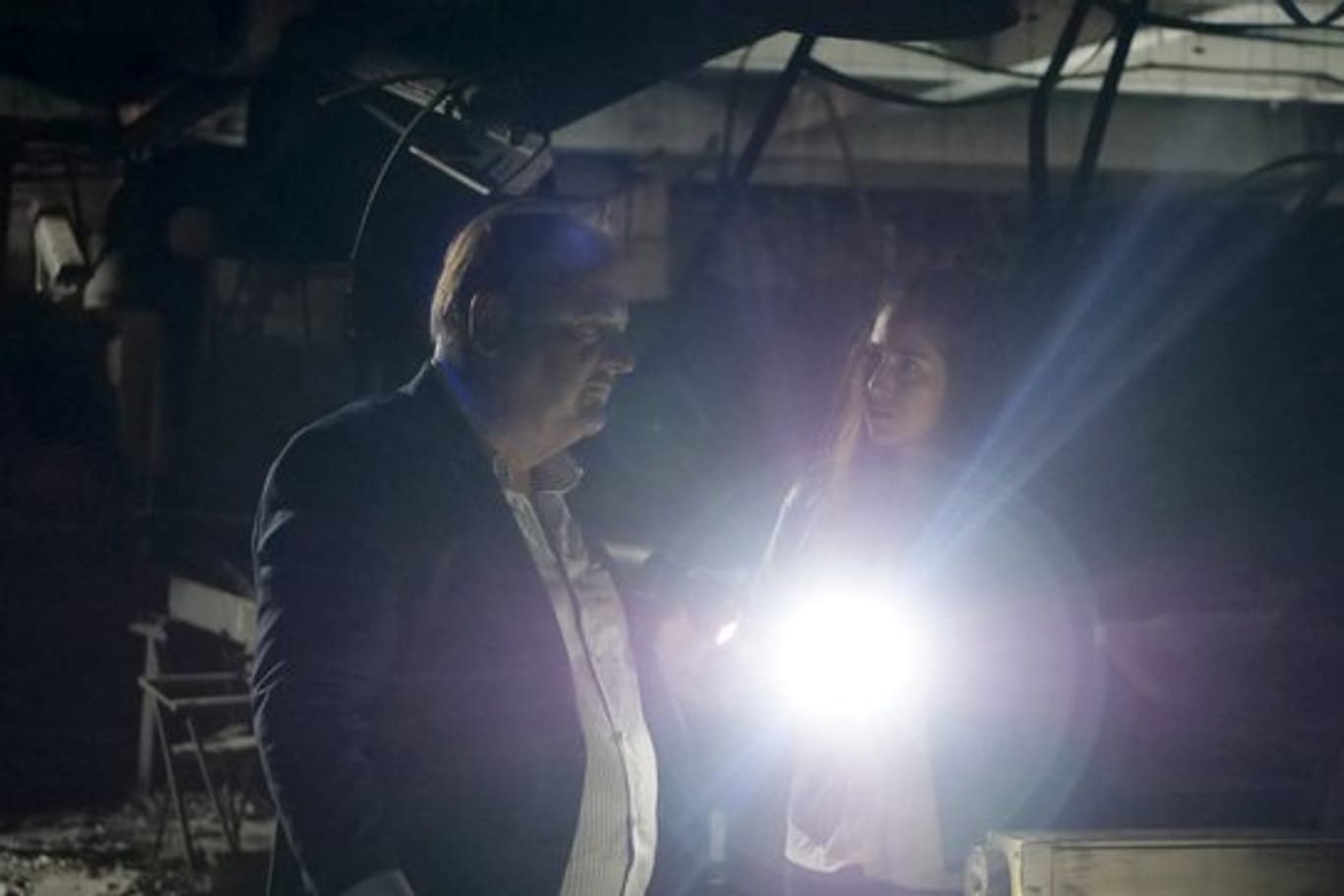 Rechtsanwalt Eduardo Silva (Jürgen Tarrach) und seine Assistentin Marcia Amaya (Vidina Popov) suchen in der zerstörten Kleiderfabrik nach neuen Beweisen.