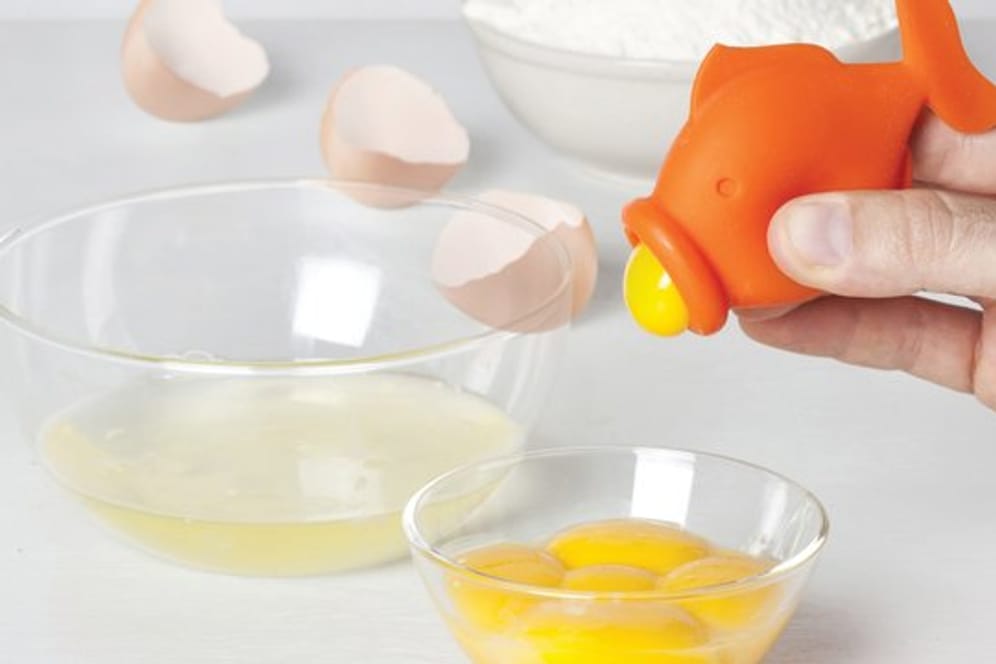 Der Yolkfish von Peleg Design nimmt durch sein Maul das Eigelb aus dem Eiweiß auf und gibt es erst in der zweiten Schüssel wieder frei.