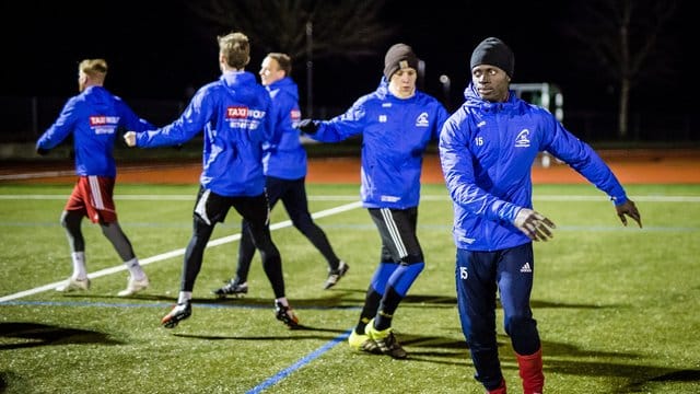 Kebba Manneh (r) beim Training mit seinen Teamkollegen vom SC Lauchringen. Kebba Manneh (r) beim Training mit seinen Teamkollegen vom SC Lauchringen.