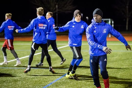 Kebba Manneh (r) beim Training mit seinen Teamkollegen vom SC Lauchringen.