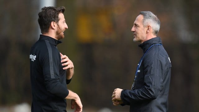 Eintracht-Coach Adi Hütter (r) kann wieder auf Kapitän David Abraham bauen. Eintracht-Coach Adi Hütter (r) kann wieder auf Kapitän David Abraham bauen.