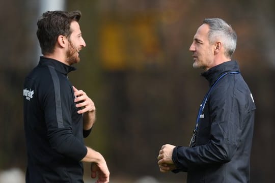 Eintracht-Coach Adi Hütter (r) kann wieder auf Kapitän David Abraham bauen.