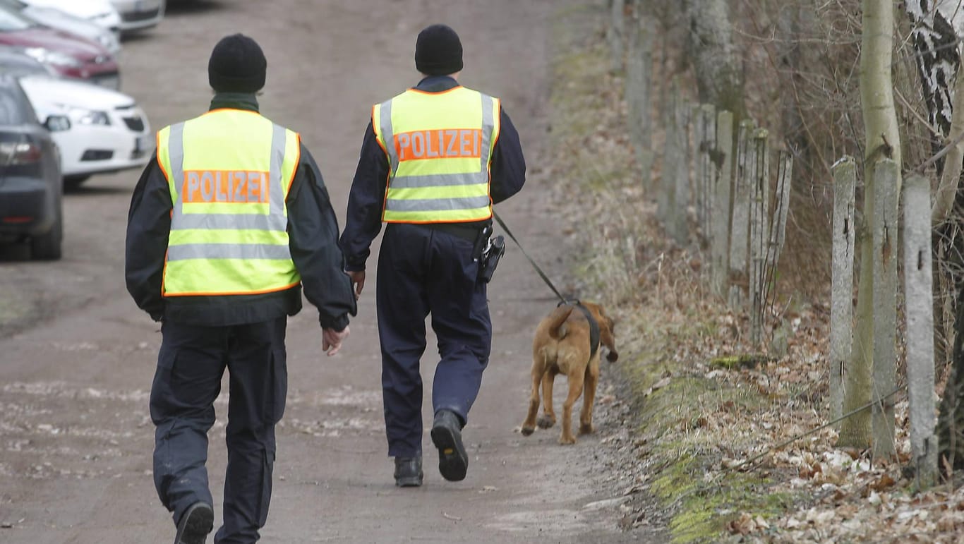 Einsatz von Spürhunden der Polizei (Symbolbild): Vom Nachmittag an seien Ermittler mit einem Personenspürhund südlich der Autobahn 12 Berlin-Frankfurt (Oder) unterwegs.