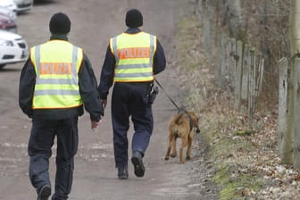 Einsatz von Spürhunden der Polizei (Symbolbild): Vom Nachmittag an seien Ermittler mit einem Personenspürhund südlich der Autobahn 12 Berlin-Frankfurt (Oder) unterwegs.