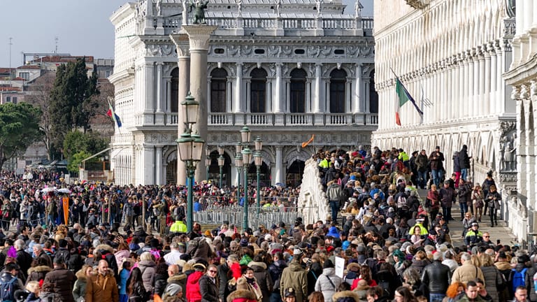 Venedig: Strömen zu viele Touristen an einen Ort, kann das die Lebensqualität der einheimischen Bevölkerung mindern.