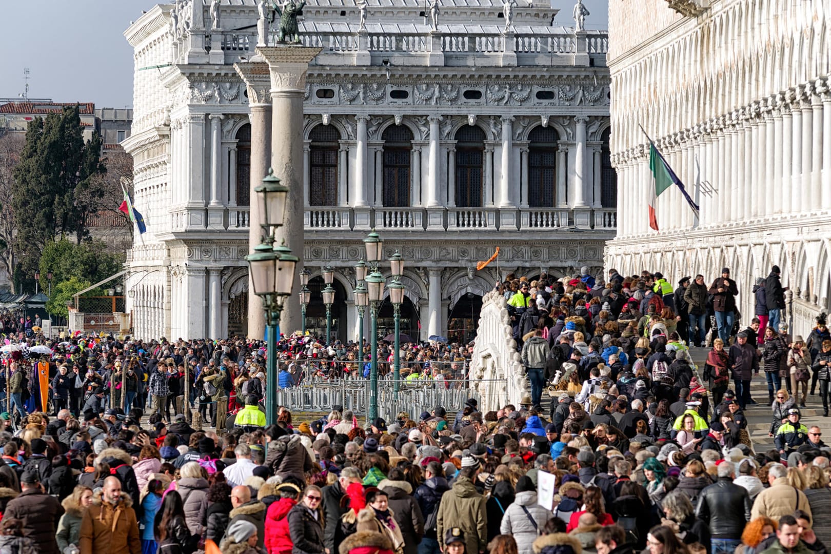 Venedig: Strömen zu viele Touristen an einen Ort, kann das die Lebensqualität der einheimischen Bevölkerung mindern.