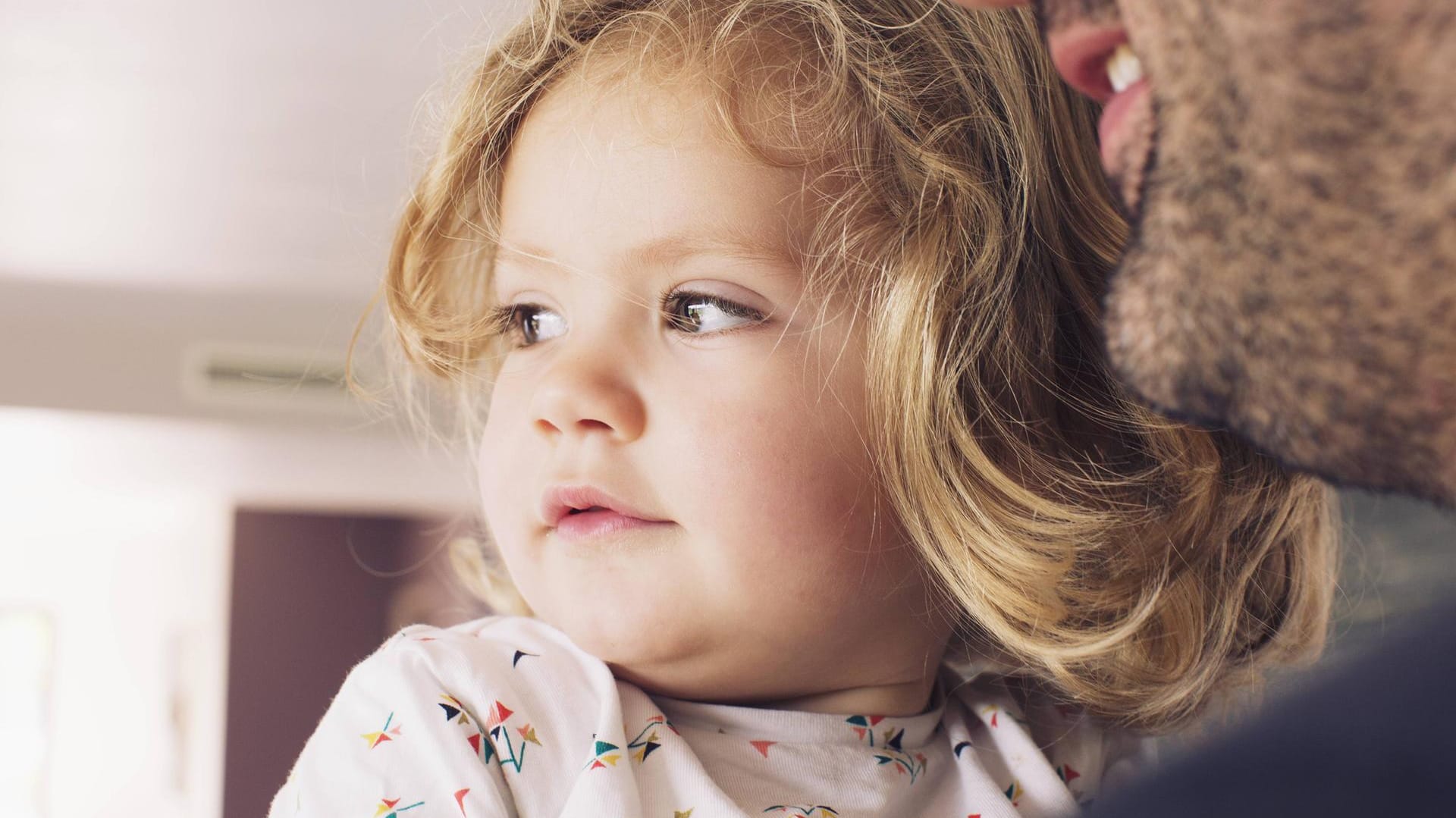 Kind mit Vater: Auch bei getrennten Eltern ist es mittlerweile üblich, dass Mutter und Vater sich das Sorgerecht teilen.