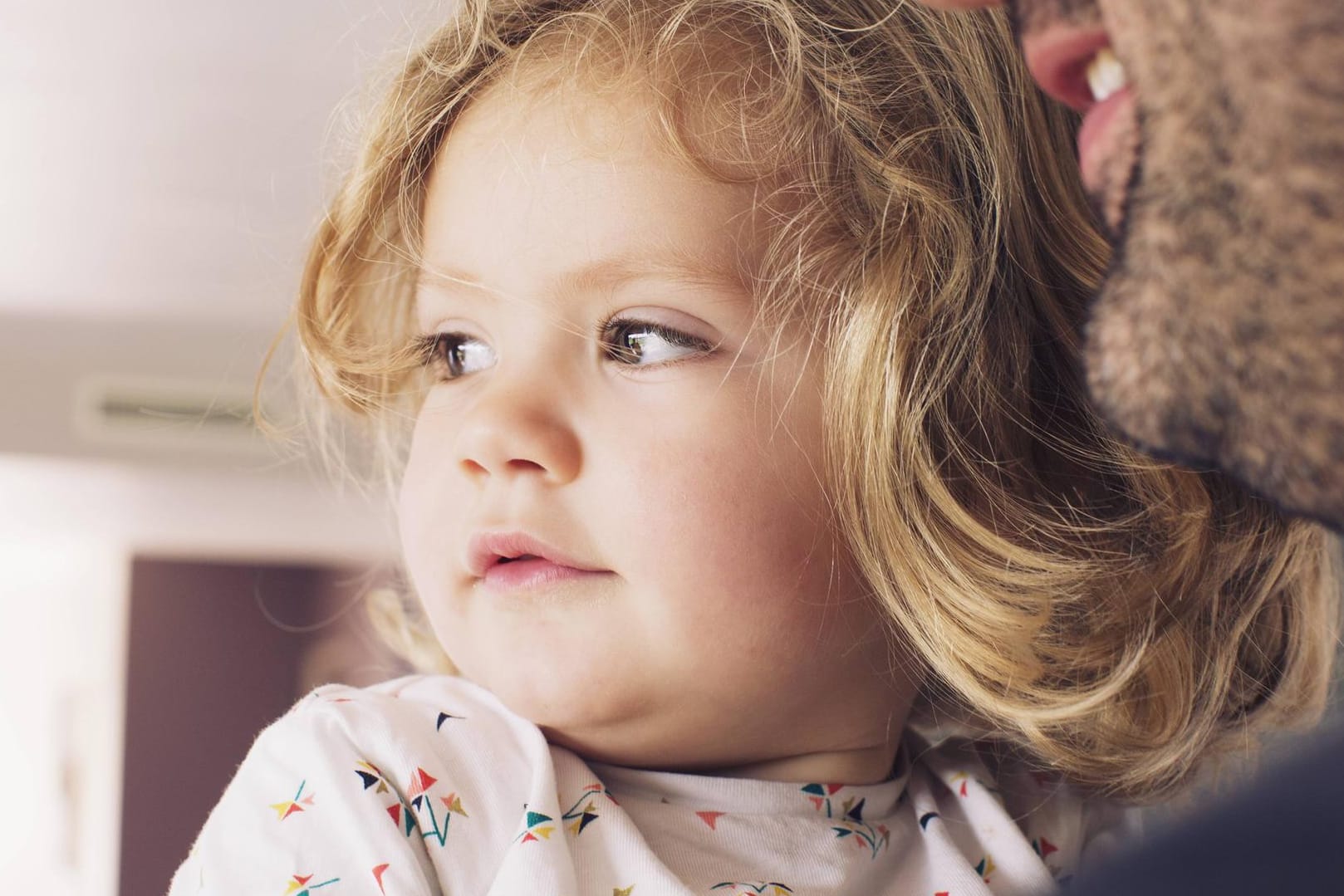 Kind mit Vater: Auch bei getrennten Eltern ist es mittlerweile üblich, dass Mutter und Vater sich das Sorgerecht teilen.