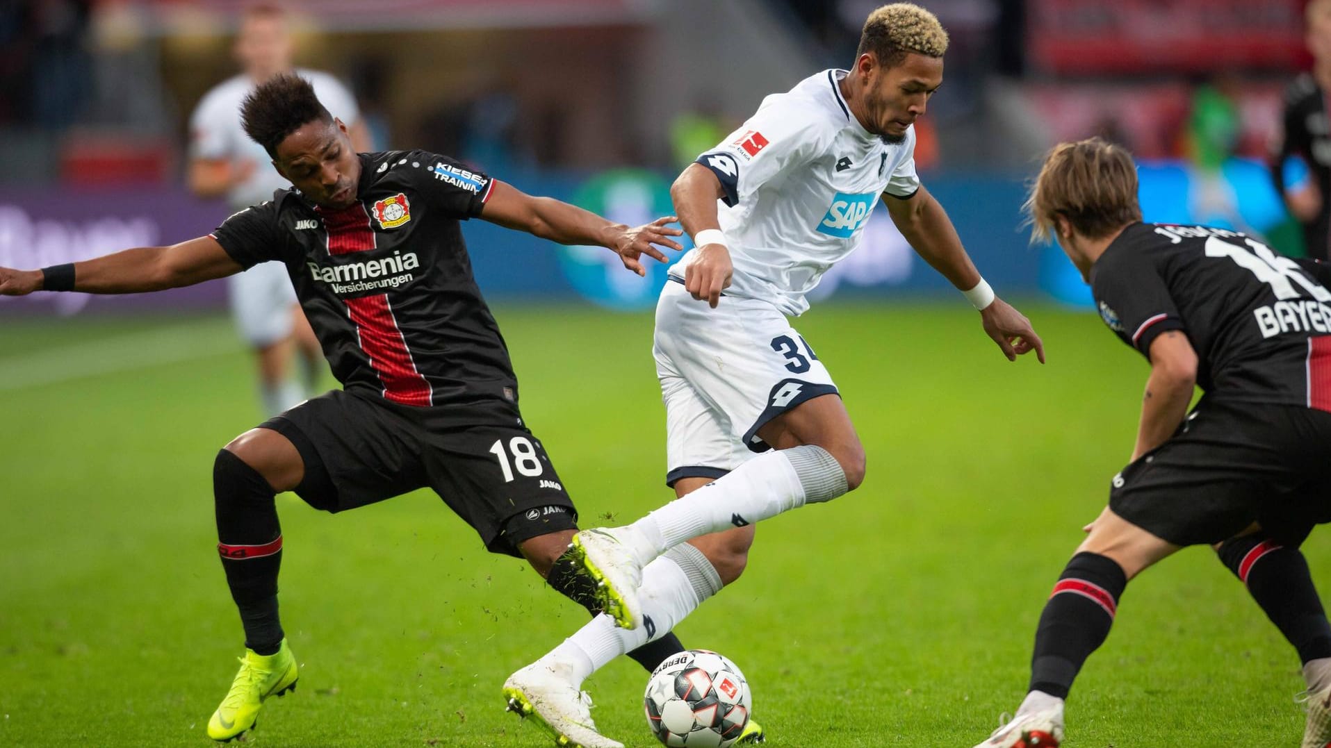 Szene aus dem Hinspiel: Leverkusens Wendell (li.) gegen Hoffenheims Joelinton. Szene aus dem Hinspiel: Leverkusens Wendell (li.) gegen Hoffenheims Joelinton.