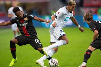 Szene aus dem Hinspiel: Leverkusens Wendell (li.) gegen Hoffenheims Joelinton.