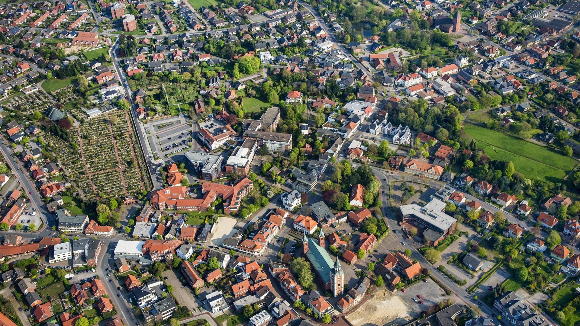 Luftbild des Landkreises Vechta im Oldenburger Münsterland: Am Ende applaudiert die zum Bistum Münster gehörende Gemeinde dem 56-Jährigen.