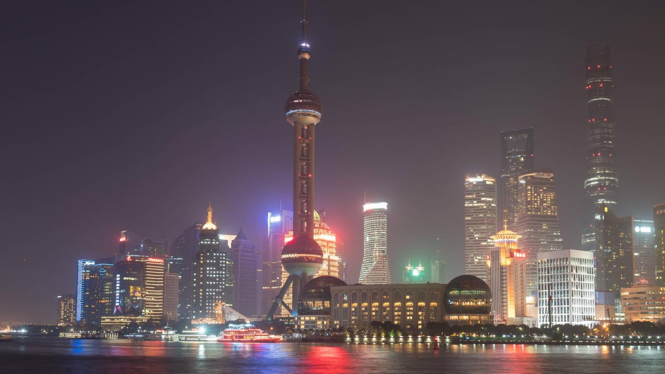 Shanghai, China: Bei der jährlichen Aktion "Earth Hour" (Stunde der Erde) verdunkeln am Samstagabend viele Städte ihre Wahrzeichen. Auch bei der Uferpromenade werden die Lichter ausgeknipst.