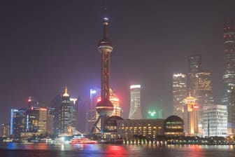 Shanghai, China: Bei der jährlichen Aktion "Earth Hour" (Stunde der Erde) verdunkeln am Samstagabend viele Städte ihre Wahrzeichen. Auch bei der Uferpromenade werden die Lichter ausgeknipst.