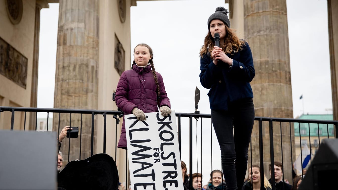Greta Thunberg und Luisa Neubauer vor dem Brandenburger Tor: Die junge Schwedin mobilisiert weltweit Jugendliche, die sich für eine verantwortungsvolle Klimapolitik einsetzen.