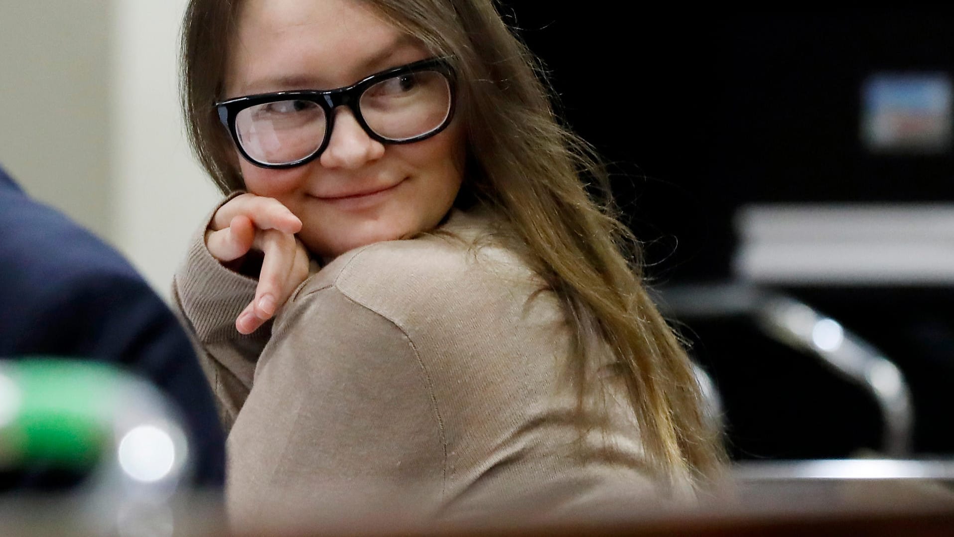 Das falsche It-Girl Anna Sorokin: Die mutmaßliche Hochstaplerin aus Deutschland sitzt zu Prozessbeginn im Gericht zu. Sorokin, die unter dem Pseudonym Anna Delvey auftrat, soll New Yorker Hotel- und Geschäftspartner um Hunderttausende Dollar betrogen haben.