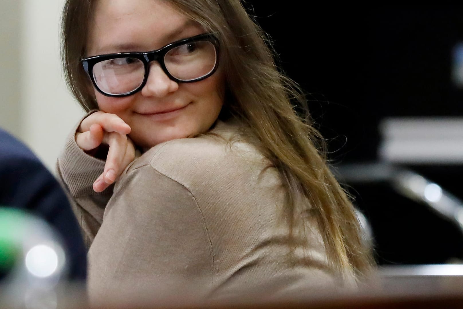 Das falsche It-Girl Anna Sorokin: Die mutmaßliche Hochstaplerin aus Deutschland sitzt zu Prozessbeginn im Gericht zu. Sorokin, die unter dem Pseudonym Anna Delvey auftrat, soll New Yorker Hotel- und Geschäftspartner um Hunderttausende Dollar betrogen haben.