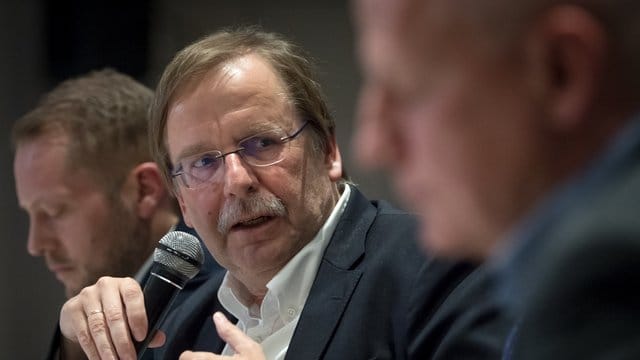 DFB-Vizepräsident Rainer Koch schließt höhere Ticketpreise im Fußball bei zu leistenden Polizeikosten nicht aus. DFB-Vizepräsident Rainer Koch schließt höhere Ticketpreise im Fußball bei zu leistenden Polizeikosten nicht aus.