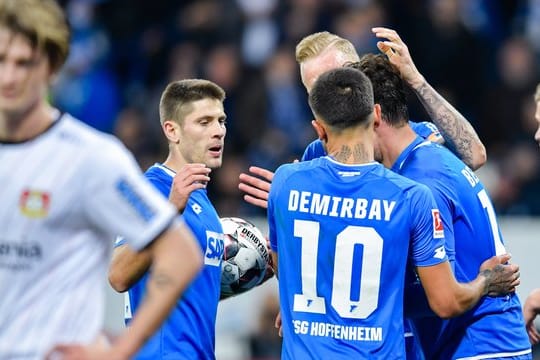 Die Spieler von 1899 Hoffenheim feiern das Tor zum 4:1 gegen Bayer Leverkusen.