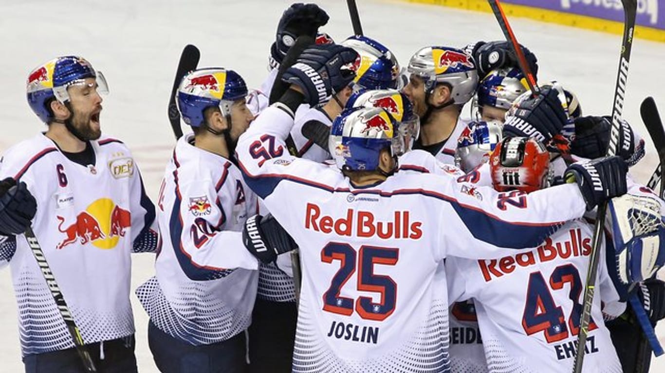 Die Spieler von EHC Red Bull München feiern den Sieg über die Eisbären Berlin und den Einzug ins Halbfinale.
