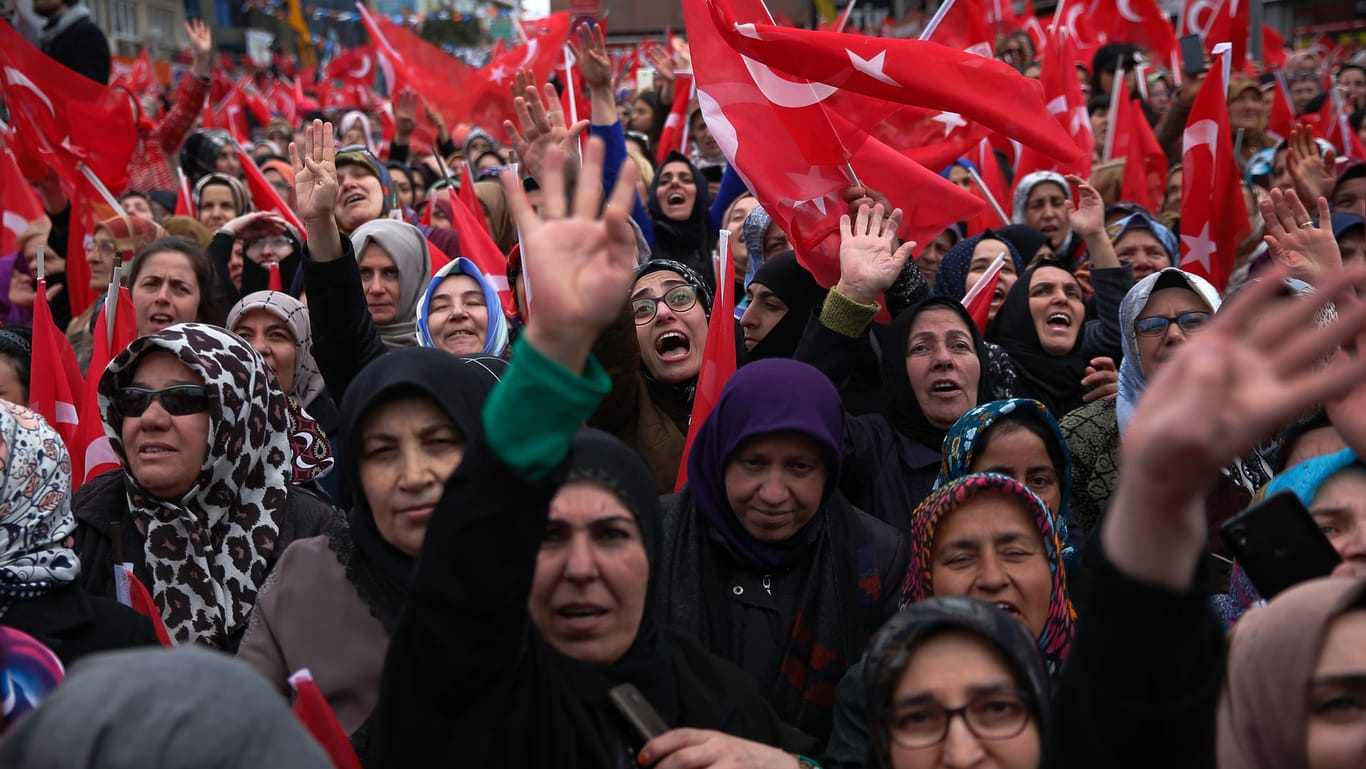 Anhänger der AKP feiern Präsident Erdogan bei einer Wahlkampfveranstaltung in Istanbul