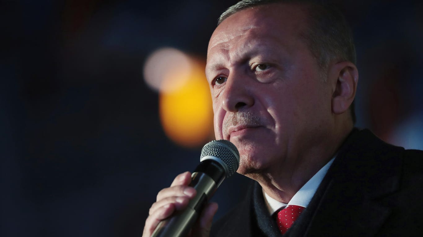 Der türkische Präsident Erdogan macht bei der Kommunalwahl Wahlkampf für die AKP: Erdogan ist durch die schlechte wirtschaftliche Situation in der Türkei unter Druck.
