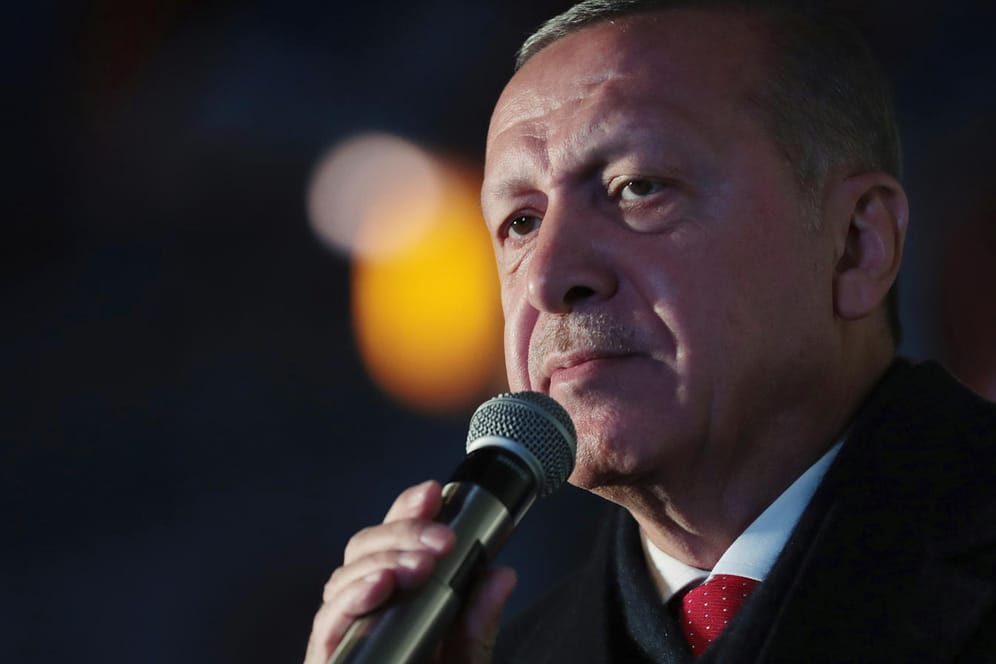 Der türkische Präsident Erdogan macht bei der Kommunalwahl Wahlkampf für die AKP: Erdogan ist durch die schlechte wirtschaftliche Situation in der Türkei unter Druck.