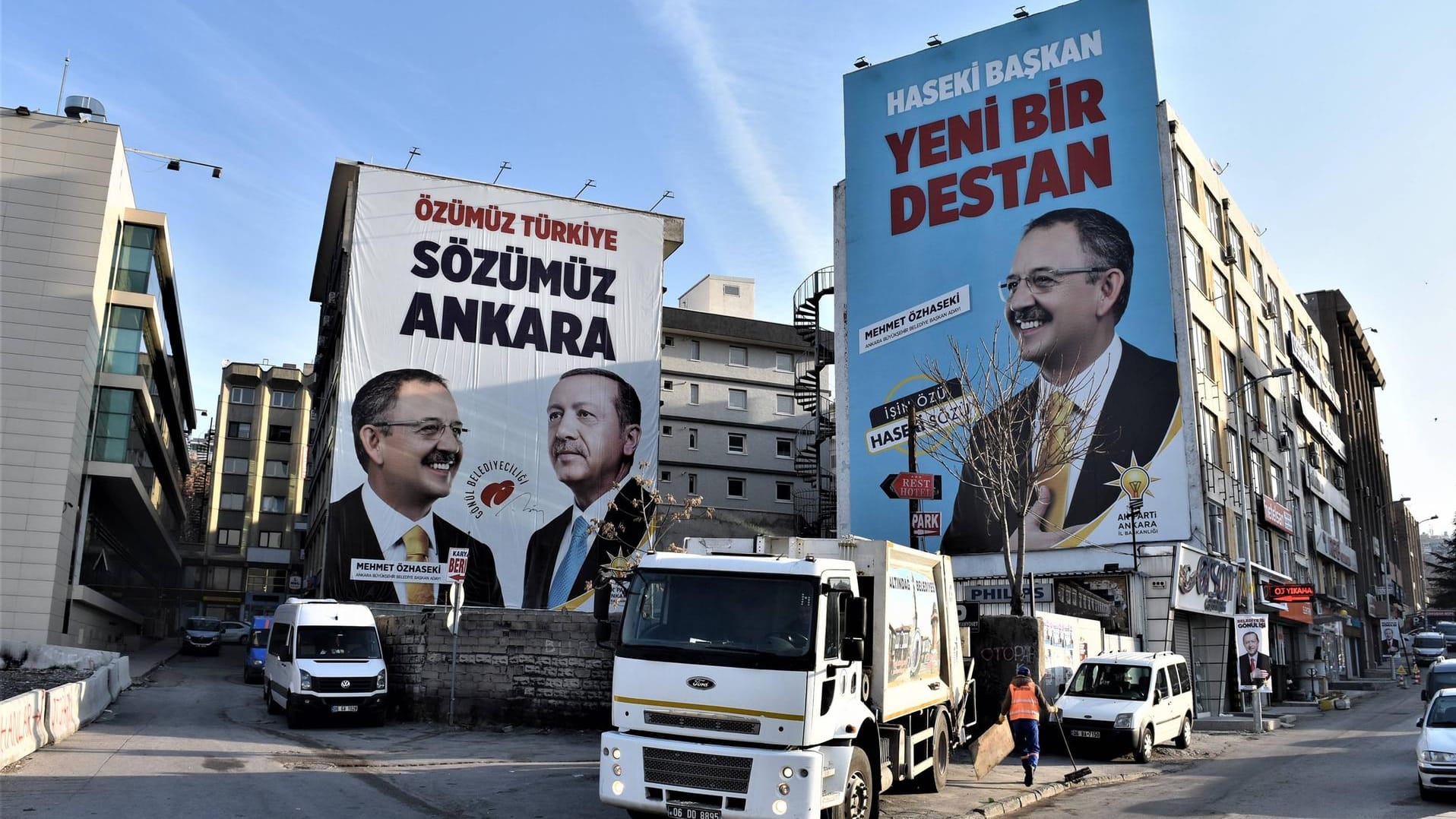 In Ankara wirbt Bürgermeister-Spitzenkandidat Mehmet Ozhaseki von der AKP groß mit Präsident Erdogan.