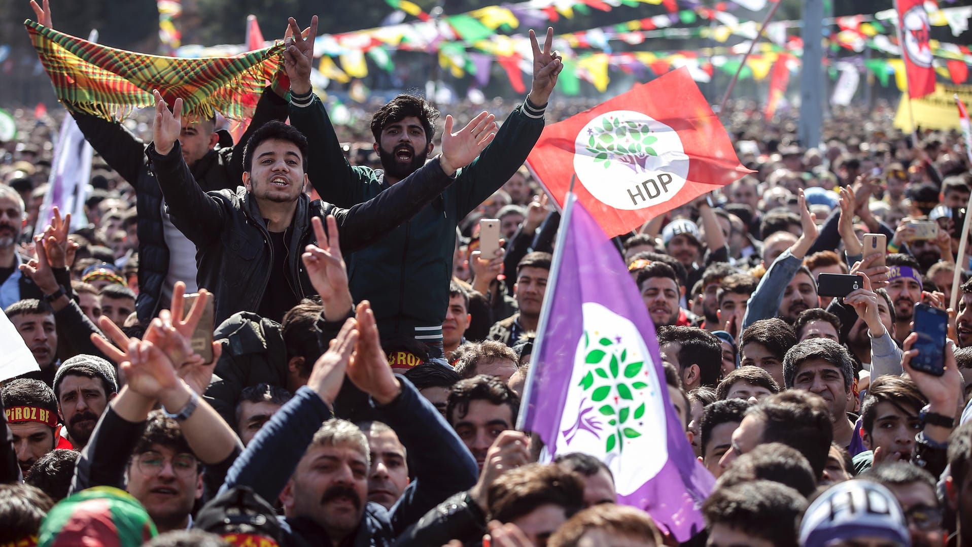 Tausende Unterstützer der HDP bei einer Wahlkampfveranstaltung in Istanbul: Die Partei steht nach Verhaftungen vieler ihrer Politiker unter Druck.