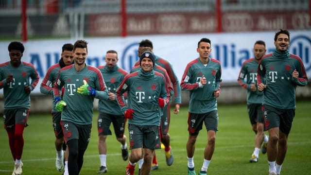 Die Spieler des FC Bayern laufen sich warm. Die Spieler des FC Bayern laufen sich warm.
