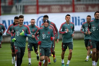 Die Spieler des FC Bayern laufen sich warm.