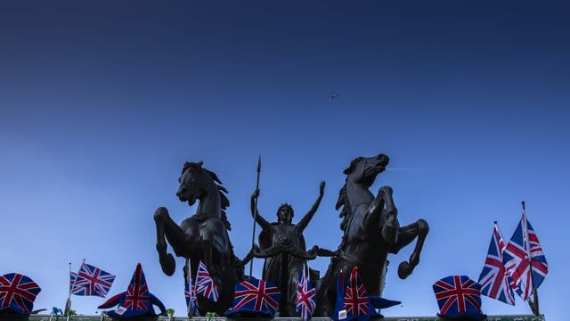 Statue Boudiccan Rebellion in Westminster mit Fähnchen von Großbritannien. Statue Boudiccan Rebellion in Westminster mit Fähnchen von Großbritannien.