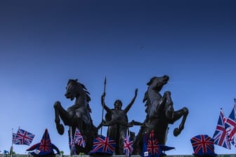 Statue Boudiccan Rebellion in Westminster mit Fähnchen von Großbritannien.