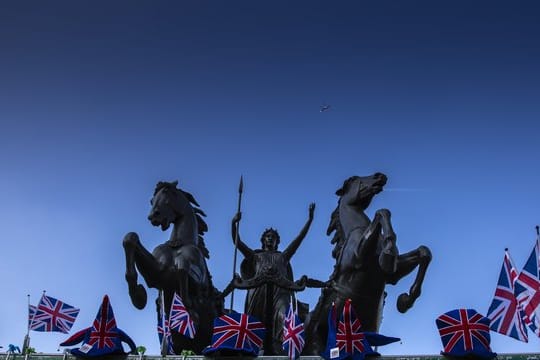 Statue Boudiccan Rebellion in Westminster mit Fähnchen von Großbritannien.