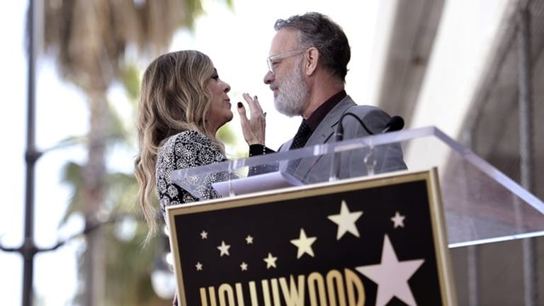 US-Schauspieler Tom Hanks und seine Frau, Schauspielerin und Sängerin Rita Wilson, nehmen an einer Zeremonie auf dem "Walk of Fame" teil, bei der Wilson einen Stern erhalten hat.