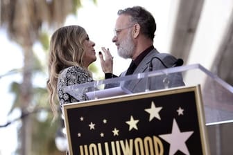 US-Schauspieler Tom Hanks und seine Frau, Schauspielerin und Sängerin Rita Wilson, nehmen an einer Zeremonie auf dem "Walk of Fame" teil, bei der Wilson einen Stern erhalten hat.