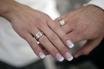 Eheschließung: Bei etwa drei Viertel aller Ehen wird der Name des Mannes zum gemeinsamen Ehenamen.