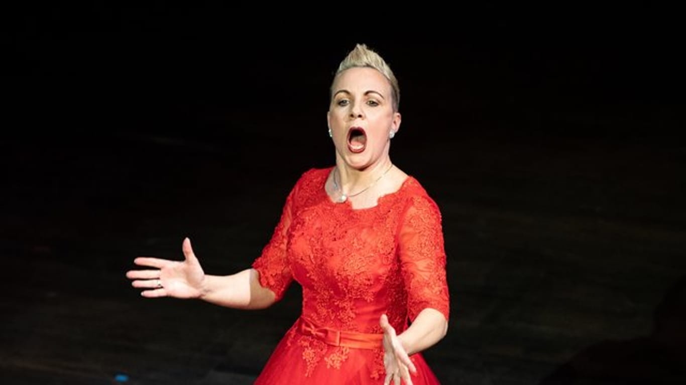 Anja Gutgesell singt bei der Eröffnung des Theaterbaus "Neues Globe" der Freilichtspiele.