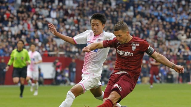 Treffsicher Lukas Podolski (r) von Vissel Kobe.