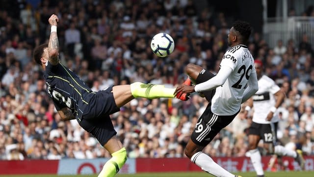 Manchesters Kyle Walker (l) kämpft mit Fulhams Andre-Frank Zambo Anguissa um den Ball. Manchesters Kyle Walker (l) kämpft mit Fulhams Andre-Frank Zambo Anguissa um den Ball.