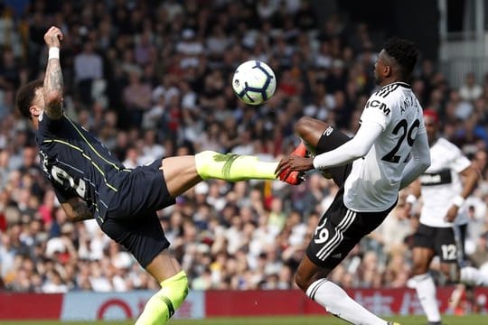 Manchesters Kyle Walker (l) kämpft mit Fulhams Andre-Frank Zambo Anguissa um den Ball.