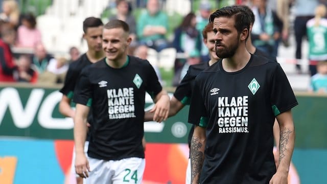 Werders Martin Harnik (r-l) und Johannes Eggestein tragen Trikots mit der Aufschrift "Klare Kante gegen Rassismus". Werders Martin Harnik (r-l) und Johannes Eggestein tragen Trikots mit der Aufschrift "Klare Kante gegen Rassismus".