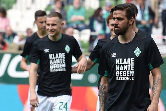 Werders Martin Harnik (r-l) und Johannes Eggestein tragen Trikots mit der Aufschrift "Klare Kante gegen Rassismus".