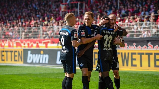 Die Paderborn-Profis feiern den Auswärtssieg in Berlin.