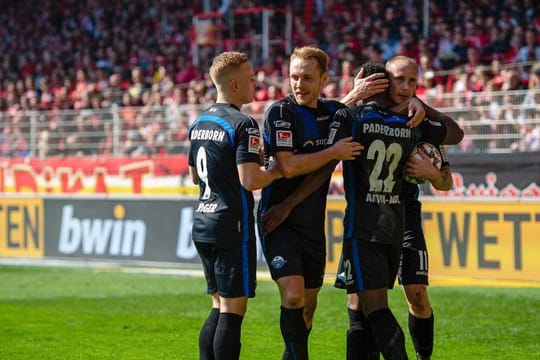 Die Paderborn-Profis feiern den Auswärtssieg in Berlin.