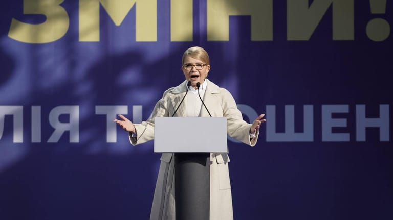 Julia Timoschenko vor Anhängern: Die Politikerin greift erneut nach dem Präsidentenamt.