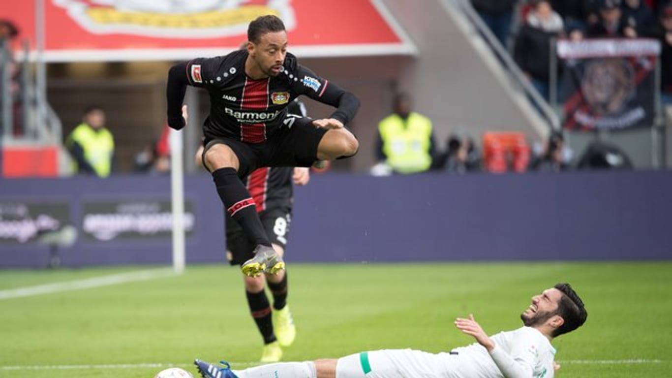 Leverkusens Karim Bellarabi (l) wird seinem Team nach einer Oberschenkelverletzung bis zum Saisonende fehlen.