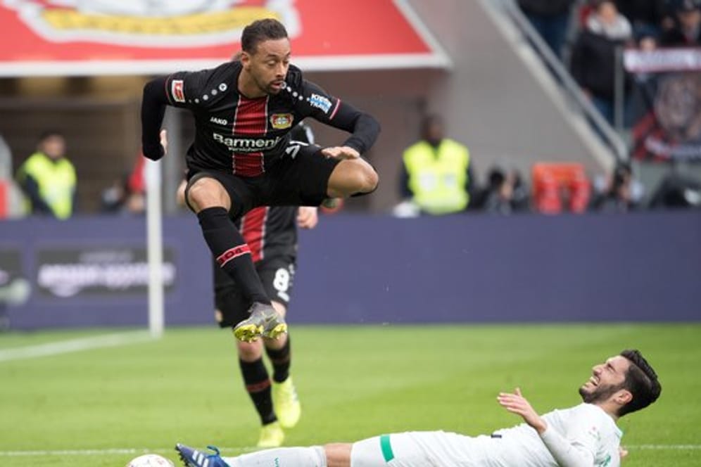 Leverkusens Karim Bellarabi (l) wird seinem Team nach einer Oberschenkelverletzung bis zum Saisonende fehlen.