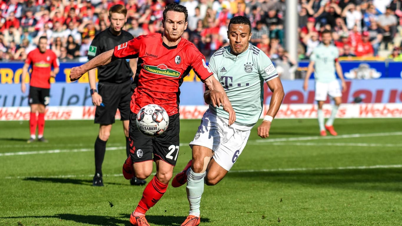 Freiburgs Höfler (li.) gegen Bayerns Thiago.